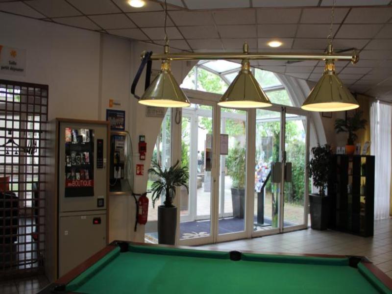 Hotelf1 Cergy Esterno foto