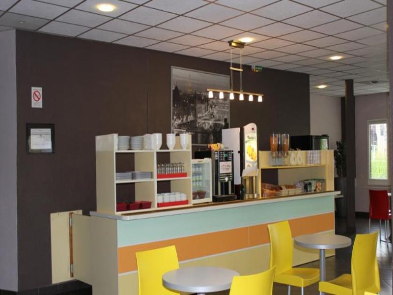 Hotelf1 Cergy Esterno foto