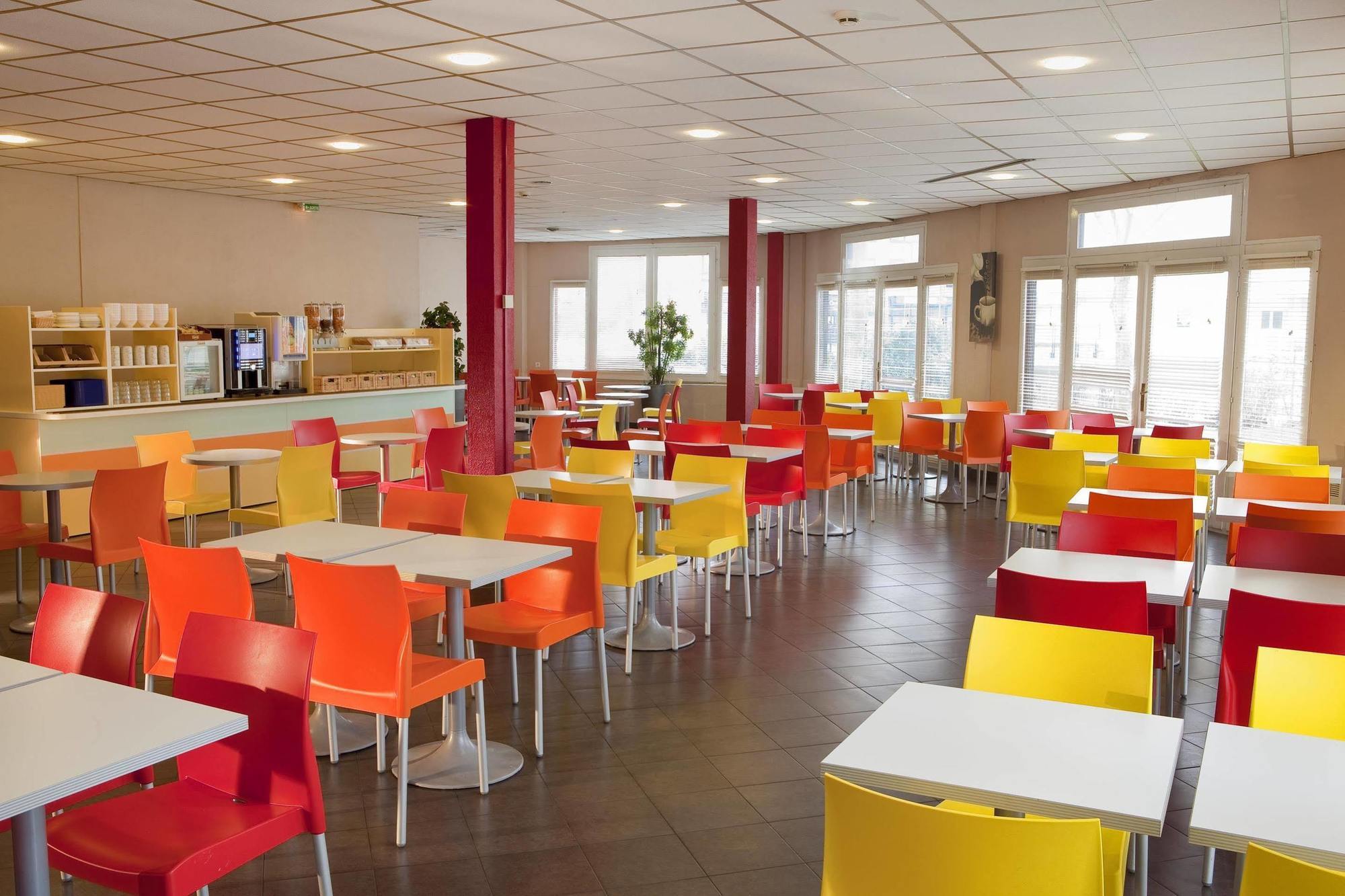Hotelf1 Cergy Esterno foto
