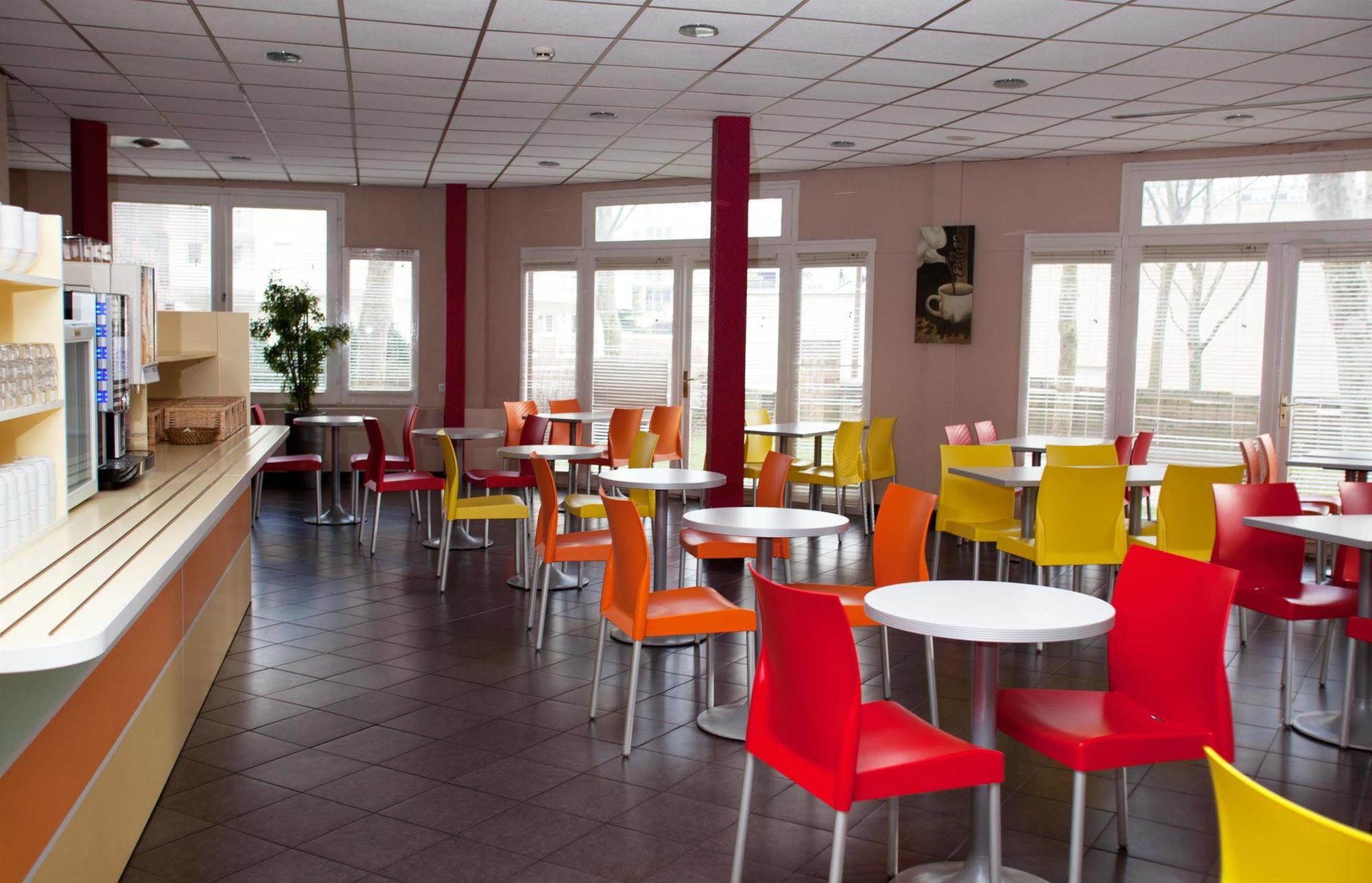 Hotelf1 Cergy Esterno foto