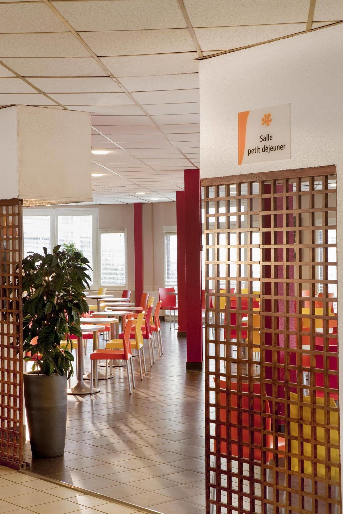 Hotelf1 Cergy Esterno foto