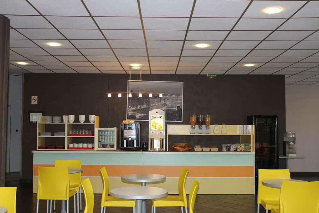 Hotelf1 Cergy Esterno foto