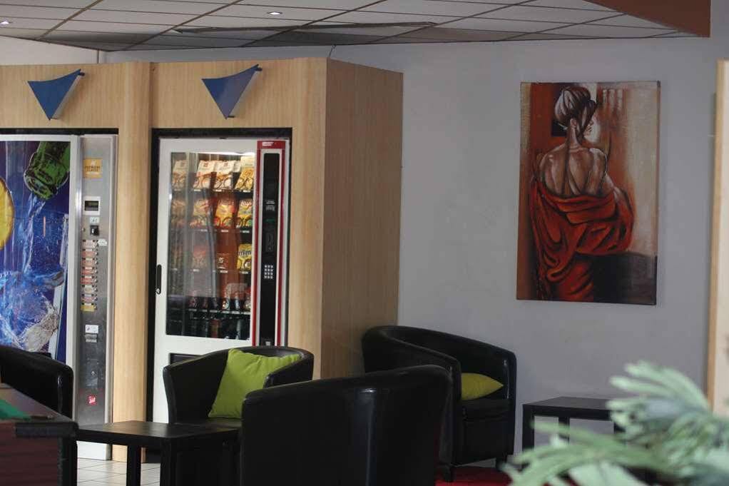 Hotelf1 Cergy Esterno foto